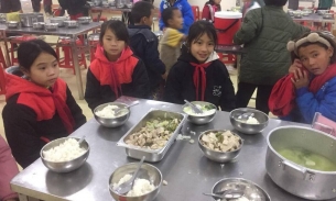 Hình ảnh bữa ăn của trường Tiểu học Hoàng Thu Phố 1 sau lùm xùm 'mì tôm chan cơm'