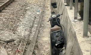 Hà Nội: Băng qua đường sắt lúc sáng sớm, hai nữ cán bộ bệnh viện tử vong