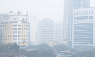 Nhiều cao ốc tại Hà Nội chìm trong lớp sương mù do ô nhiễm không khí