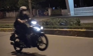Quảng Trị: Thiếu nữ bốc đầu xe máy bị triệu tập, xử lý