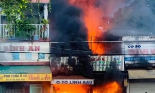 Đồng Nai: Cửa hàng phụ tùng ô tô bốc cháy dữ dội lúc rạng sáng