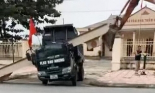 Ninh Bình: Xe tải làm sập cổng nhà văn hóa khiến hai người thương vong