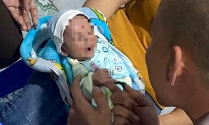 Hải Dương: Phát hiện bé trai sơ sinh bị bỏ rơi ở cổng chợ cầu Ràm