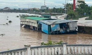 Quảng Bình: Ứng cứu thành công 4 người trên nhà hàng nổi bị lũ cuốn ra biển
