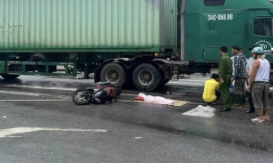 Nghệ An: Xe máy va chạm với xe container, bé 4 tuổi tử vong thương tâm