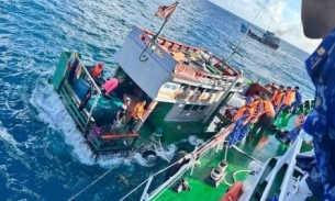 Cứu sống 6 người trên tàu cá bị chìm ở vùng biển Côn Đảo