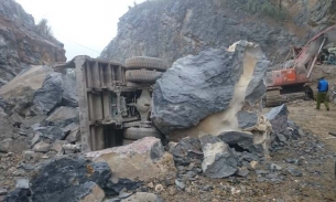 Thanh Hóa: Đang lái máy xúc, chủ mỏ bị đá đè tử vong