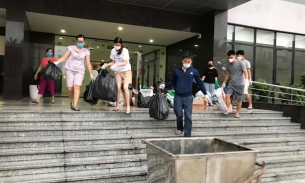 Hà Nội: Người dân chung cư Osaka sống cảnh không thang máy, rác thải ngập ngụa khắp nơi
