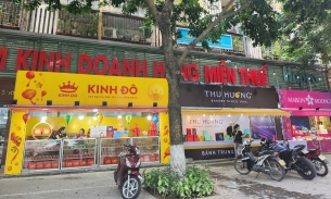 Vỉa hè Hà Nội la liệt mọc lên quầy bánh Trung thu 'di động', giá tăng khách vắng