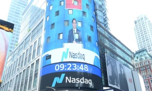 Hình ảnh Thủ tướng Phạm Minh Chính xuất hiện trên màn hình lớn giữa quảng trường Thời đại New York