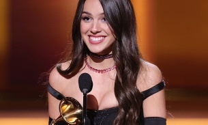 Ca sĩ gen Z - Olivia Rodrigo tại Grammy 2022: Vừa có khoảnh khắc cực tình với V (BTS), vừa nhận giải 'khủng'