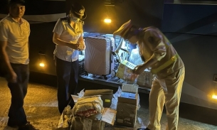 Quảng Ninh: Tạm giữ 700 sản phẩm thuốc lá điện tử trên xe chở khách