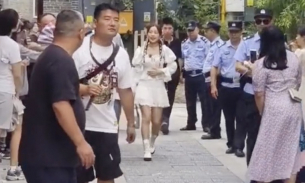 Đội vệ sĩ 'tháp tùng' Chi Pu trên đường phố Trung Quốc khiến fans hoang mang
