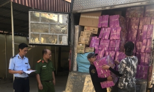 Hưng Yên: Xe tải đang vận chuyển 21.000 chiếc bánh trung thu không rõ nguồn gốc