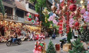 Mới đầu tháng 11, phố Hàng Mã đã 'lên đồ' Giáng Sinh khiến dân tình 'sốt ruột'