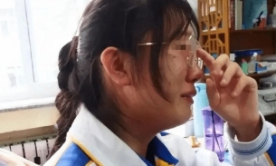 Nữ sinh khóc nức nở khẳng định bài thi của mình bị đánh tráo