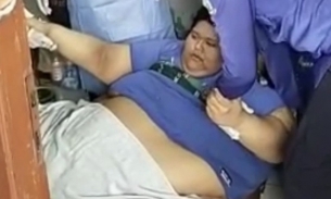 Video: Phá cửa, dùng xe bán tải đưa chàng trai 300kg đến bệnh viện