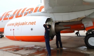 Hành khách có hành vi bất thường, tìm cách mở cửa thoat hiểm khi máy bay trên không