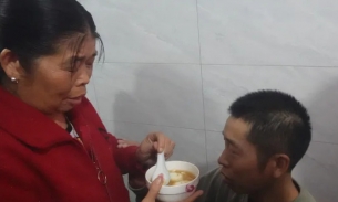 Người đàn ông trở về nhà sau 37 năm bị bắt cóc, quỳ xuống khóc nức nở khi được ăn món mẹ nấu