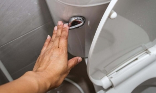 Nhân viên khách sạn tiết lộ lý do khách nên xả nước bồn cầu trước khi sử dụng