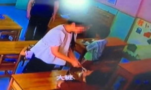 Cậu bé 6 tuổi ở Trung Quốc bị cô giáo ép ăn lại đồ mình nôn ra khiến dân mạng phẫn nộ