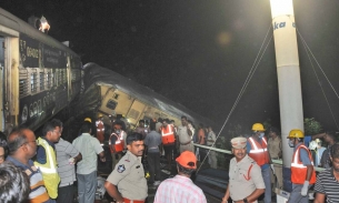 Gần 50 người thương vong trong vụ tai nạn tàu hỏa kinh hoàng ở Ấn Độ