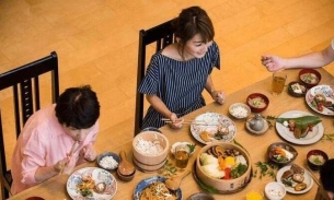 Doanh nghiệp Nhật Bản trả thêm lương cho nhân viên đến cơ quan và ăn trưa cùng đồng nghiệp