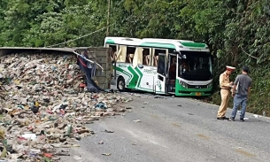 Xe chở khách va chạm với xe tải trên đèo Bảo Lộc khiến 6 người bị thương