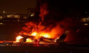 Máy bay chở khách của Japan Airlines bốc cháy ngùn ngụt khi vừa hạ cánh