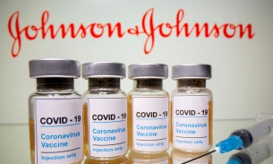 Johnson & Johnson tạm dừng sản xuất vắc xin Covid-19