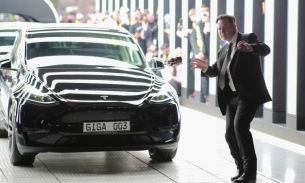 Tỷ phú Elon Musk nhảy nhót trong lễ bàn giao xe Tesla đầu tiên sản xuất ở châu Âu