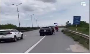 Người phụ nữ bám ô tô đang chạy tốc độ cao trên cầu Thanh Trì như... phim hành động, nghi ngờ do... đánh ghen?