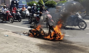 Xe tay ga cháy rụi khi đang lưu thông trên đường ở TP.HCM