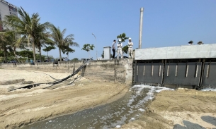 Trước mùa du lịch, Đà Nẵng xử lý khẩn tình trạng nước thải chảy ra bãi biển