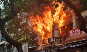 Hà Nội: Kịp thời cứu hộ bà cụ 80 tuổi trong đám cháy lớn ở phố cổ