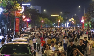 Hàng vạn người dân đổ về công viên Văn Lang xem pháo hoa tại Lễ hội Đền Hùng