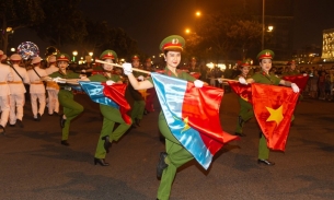 Người dân Đà Nẵng hào hứng với đoàn nghi lễ CAND biểu diễn trên đường phố