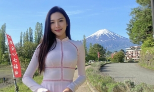Thùy Tiên gây chú ý với áo dài khoe sắc tại Nhật Bản