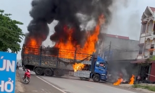 Bắc Giang: Ô tô tải cháy nghi ngút, tài xế vẫn dũng cảm cho xe lao ra khỏi nơi đông người