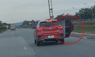 Video: Ô tô vừa đi vừa mở cửa để chở đồ cồng kềnh, bấp chấp nguy cơ gây tai nạn