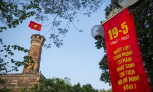 Phố phường Hà Nội rực rỡ cờ hoa chào mừng kỷ niệm 133 năm Ngày sinh Bác Hồ