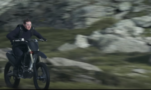 Mission: Impossible 7 phân cảnh Tom Cruise lái mô tô lao thẳng xuống núi khiến khán giả thót tim