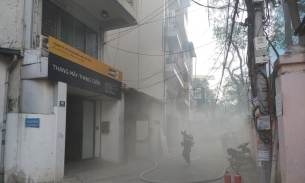 Cháy lán chứa phế liệu trong khu dân cư ở Hà Nội, khói đen bốc cao hàng chục mét