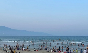 Thời tiết nắng nóng, các bãi biển Đà Nẵng đông đúc người tắm biển giải nhiệt