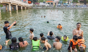 “Hô biến” ao làng thành bể bơi, người dân nô nức tắm giải nhiệt ngày nắng nóng
