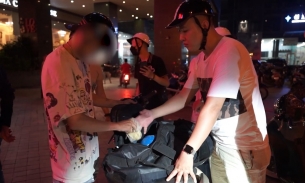Hà Nội: Cảnh sát 141 hóa trang bắt 2 thanh niên giao - nhận bóng cười