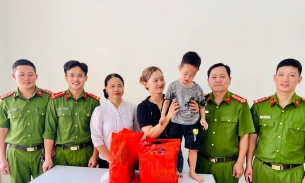 Lai Châu: 2 chiến sĩ công an kịp thời cứu bé trai 4 tuổi đuối nước dưới ao