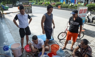Hà Nội: Giữa ngày nắng nóng đỉnh điểm 750 hộ dân mất nước sinh hoạt, người lớn 'nhịn tắm' dành suất cho trẻ nhỏ