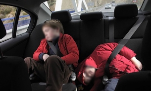 Ngủ trong ô tô do nhà mất điện: 3 bố con bất tỉnh, 1 người tử vong