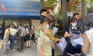 Vụ đề thi Toán lớp 10 tại Hà Nội in mờ: Hàng chục phụ huynh đến tận Sở GD&ĐT yêu cầu giải quyết thỏa đáng